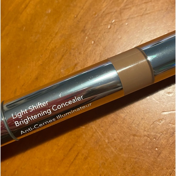 BECCA Light Shifter Brightening Concealer - Picture 6 of 16